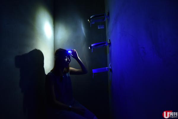 在漆黑的房間，測試頭燈的光度、焦距及紅黃藍白等光的分別。