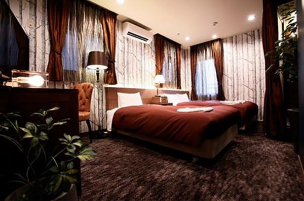 全酒店只得一間的 RIGNA Ｒoom 是 designer's room，洋溢古典歐風，房面積有 24 平方米。（圖：酒店官網、Rakuten Travel 網頁）
