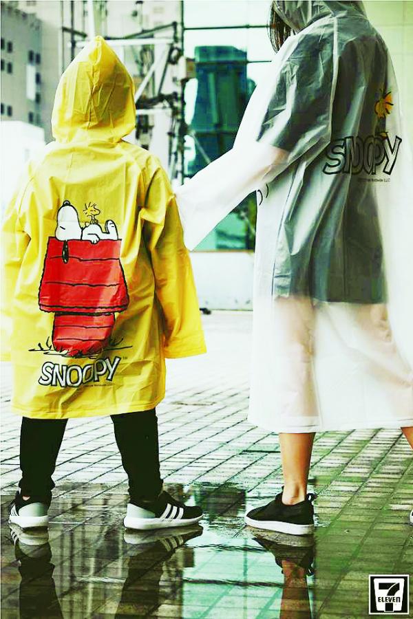 泰國便利店 7-Eleven 上星期推出的 SNOOPY 雨衣，分童裝及成人裝 2 個 size，童裝雨衣用上搶眼的黃色，前後均印上躺在屋頂的SNOOPY。（圖︰7-Eleven Thailand @