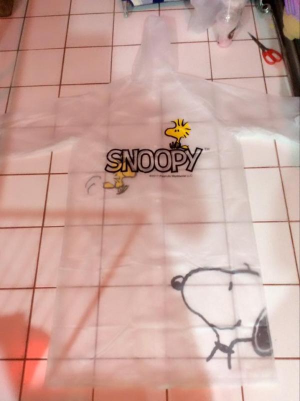 大人版的透明雨衣設計相對簡潔，正面有對望的史努比及胡士托，背面也印有 SNOOPY 字樣。（圖︰Eaklak Bunrit @FB）