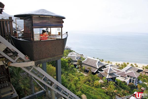 在 Intercontinental Danang Sun Peninsula Resort 內的經典船型電車當升降機，可以睇晒 resort 靚景！