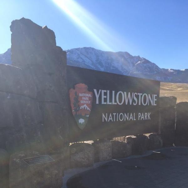 美國黃石國家公園（Yellowstone Park）於 1872 年開放，佔地約 9 萬公頃，橫跨美國的懷俄明、蒙大拿及愛達荷 3 大州份，可一覽大峽谷、火山湖、熱泉等自然景色。（圖︰plaid_sh