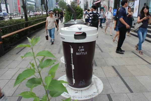去年 5 月在 韓國 江南大路設置了 10 個咖啡杯回收筒，每個高 120cm 和闊 70cm。（圖：seocho88 @Naver Blog）