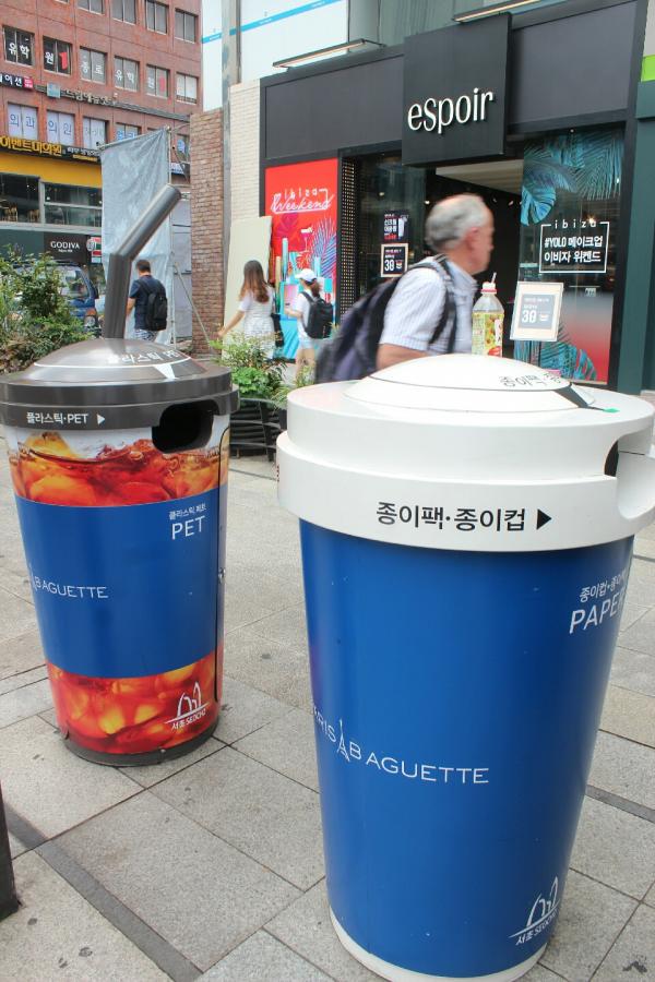 分有熱、凍飲杯款式來區分及回收不同用料的咖啡杯或其他回收物。（圖：seocho88 @Naver Blog）