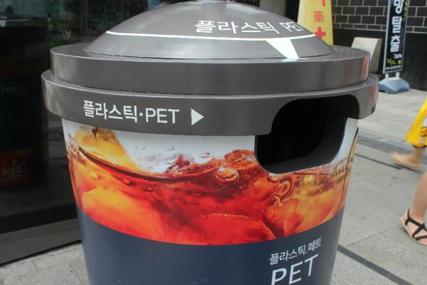 有吸管的凍飲杯款專門收集 PET（塑膠） 杯和樽，和塑膠廢身如吸管包裝紙。（圖：seocho88 @Naver Blog）
