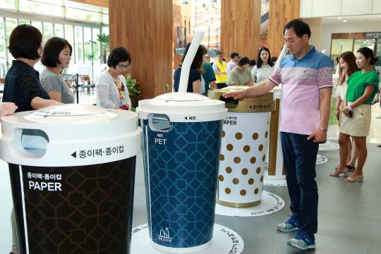 政府就是次計劃進行分析，發現推出專門回收咖啡杯回收筒後，收集到一次性用的杯、樽等物品數量有大大提升，達至 93%，而使用一般垃圾筒就只有 7%。（圖：문화일보）
