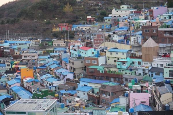 甘川文化村位於山腳位置，是韓國規模比較大、多元化的藝術村，沿住梯級、巷弄慢慢探索這充滿藝術感的社區。