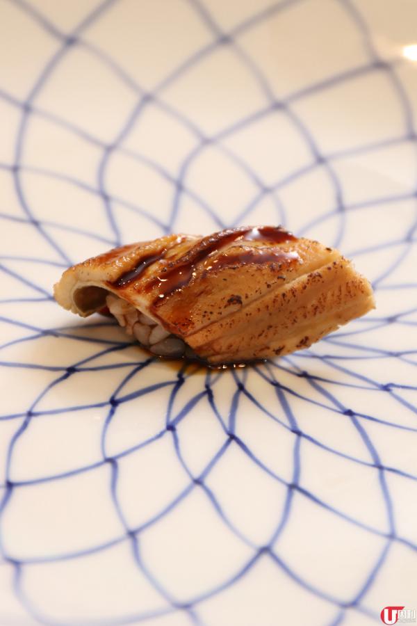 一件鰻魚壽司熱量約 50Kcal，屬中卡類別。