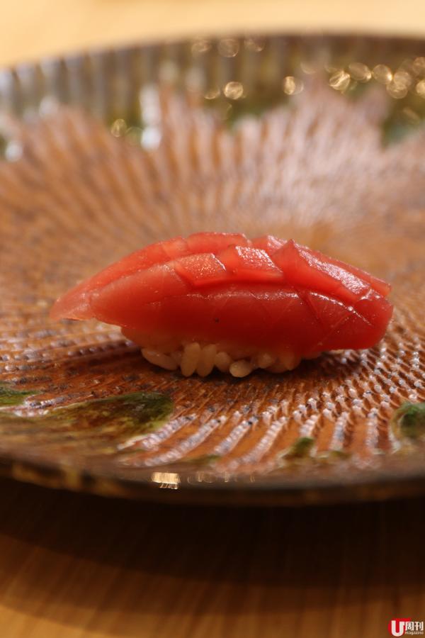 魚生的熱量視乎不同部位，肉眼不見「油花」的赤身壽司，一件約 30Kcal。