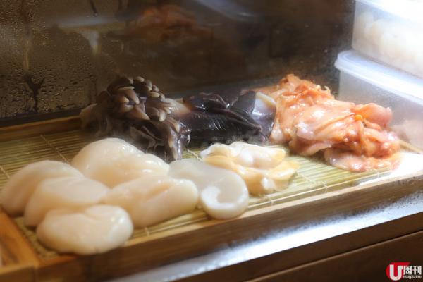 低卡壽司大約每件 35Kcal，最常見有三文魚、吞拿魚、帶子、甜蝦、熟蝦、赤貝等。