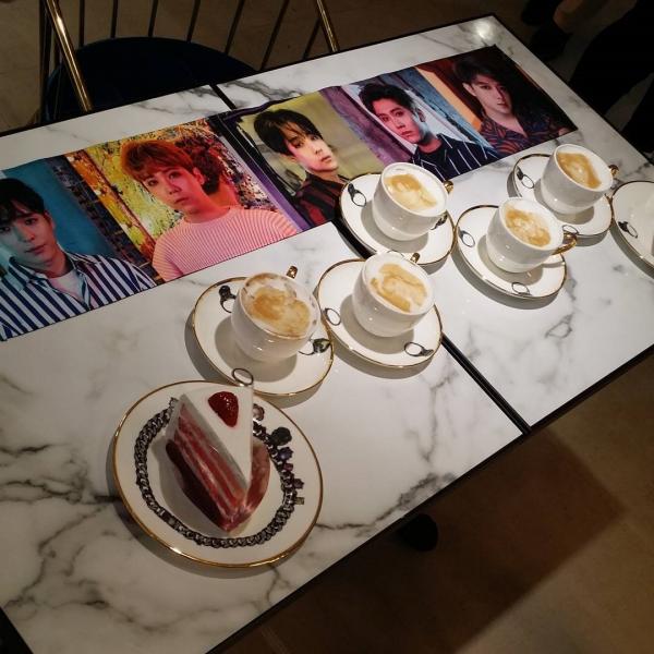 只要點選 FNC Artist Latte 就可以在飲品上打印你喜歡的偶像樣子，每杯售 6,000 韓圜（約 42 港元）。（圖：cnleffect1031 @ig）