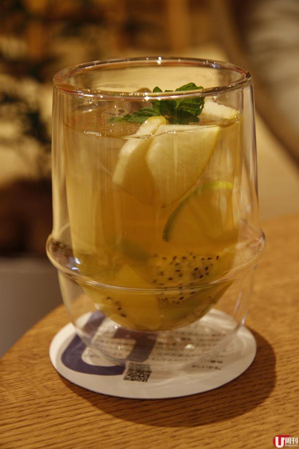 Seasonal Tea Punch Green 450 日圓  綠色季節性水果加紅茶，酸酸甜甜，味似糖漬水果，梨味超清香。
