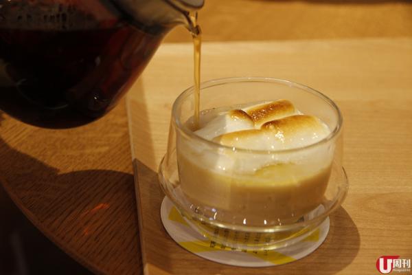 Marshmallow Tea Party 420 日圓  將紅茶倒入燒融的棉花糖，變成奶茶，甜味比想飲中低得多，好飲噃！