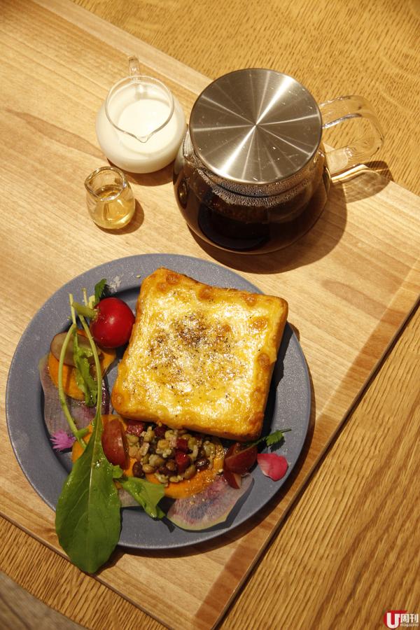 濃芝士厚多士 配奶茶 套餐 900 日圓 用上 4 款芝士製成的多士，香氣四溢。