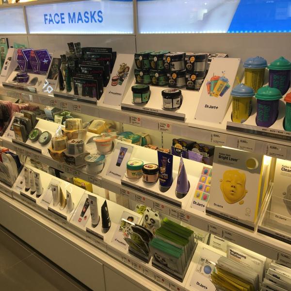 Mask 分開 paper mask 同 cream mask，為了讓客人一目瞭然，將所有產品集中於一個架上，不用東找西找。（圖：emily_.08 @ig）