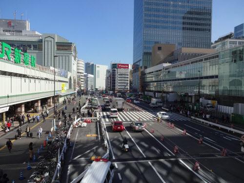 從新宿站南口過馬路，對面就是 NEWoMan。（相：日本経済新聞）