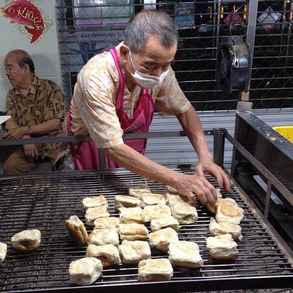 泰文ขนมปัง（Kanom Pang）是「麵包」的意思，而อร่อย（Aroi）則是「好食  」，所以這間攤檔的名字就是好食的麵包。
