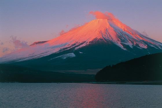 赤富士其實係指富士山在早上的晨光照耀下，整座山染成朱紅色的現象，而呢個現象亦被日本民間視為一種吉兆。（圖：akafuji_large@ig、snkw_insta@ig）