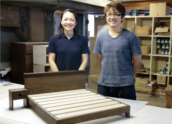 呢 2 件喵床及喵梳化分別由兩間會社的職人親手打造，前者為「立野木材工藝株式會社」，至於後者則為「廣松木工株式會社」。