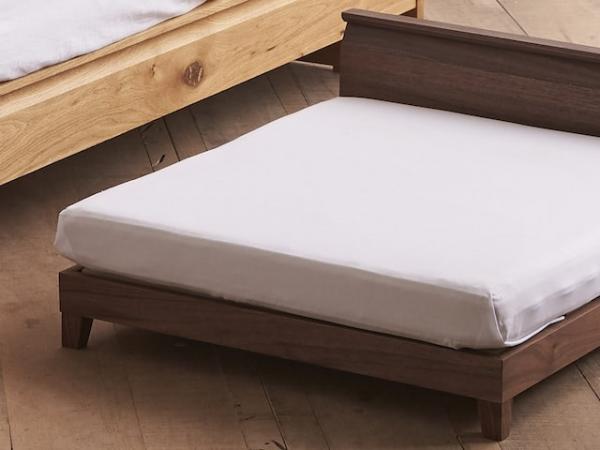 至於喵床方面，亦是以精心挑選的木材製造，而且更將木板的比例從人類床的 27mm 厚，縮少至喵星人的 15mm 厚，要在縮小的情況下仍保持床的原貌，難度頗高。