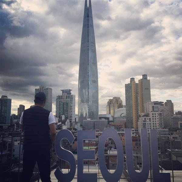 呢個咁大隻嘅「SEOUL」字，就係位於 Cafe 嘅天台位，而 SEOUL 後面仲要有第一高的樂天首爾塔做布景，嚟到邊有可能唔打卡？（圖：kyoungwon_@ig、hi.eugene@ig、quie