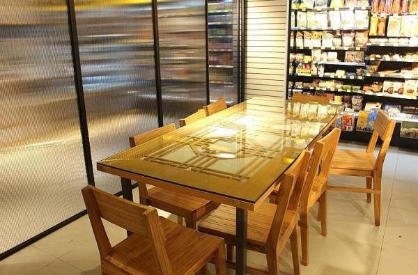 韓國便利店內多數設有桌子，讓客人方便在內進食。而 Emart24 三清路分店則用上古色古香的木枱，配合仁寺洞、北村等傳統氣息。（圖：snowa12 @Naver Blog）