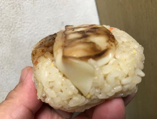 餃子煎香咗配埋個炒飯底,呢嚿飯糰好 YUMMY 呀!(newmog.net) 餃子煎香咗配埋個炒飯底,呢嚿飯糰好 YUMMY 呀!(newmog.net)