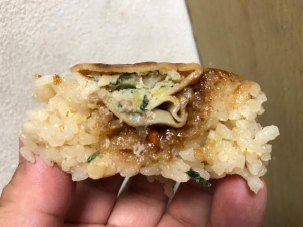 一啖咬落去,又幾足料喎! (newmog.net) 日本便利店最新美食 餃子飯糰!