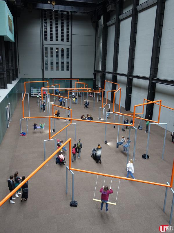 前身為發電廠的 Tate Modern 空間十足，不時展出大型又好玩的藝術品，10 月初開始展出的「One Two Three Swing!」由丹麥的藝術團隊 SUPERFLEX 設計，於館內 Tur