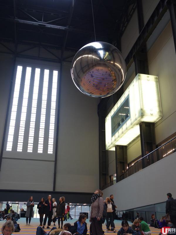 由來自丹麥的藝術團隊 SUPERFLEX 設計的 22 組交疊鞦韆，以動力控制另一邊的巨型鐘擺。