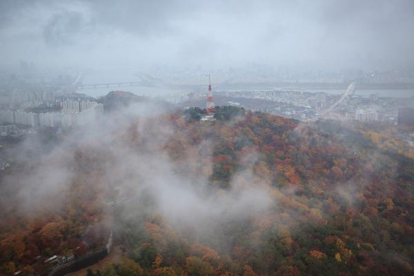 在南山塔的觀景台可以影到被雲霧包圍的南山，好有迷離感覺。