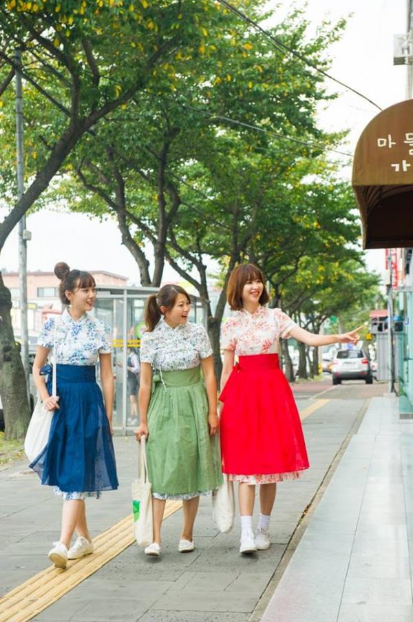 而在濟州本只提供傳統韓服攝影的「人韓服 인한복」，最近就引入生活韓服供濟州遊客或當地人租借。（圖：濟州輕鬆遊 JEJU EZGO）