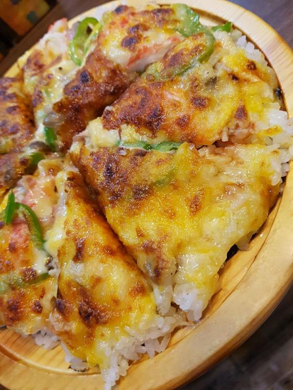 不單止巨型壽司，大匠食堂也玩 fusion 創作 8 吋「壽司 Pizza」，以壽司醋飯代替 Pizza 麵皮，加上蟹肉、青椒、煙肉、芝士等配料。