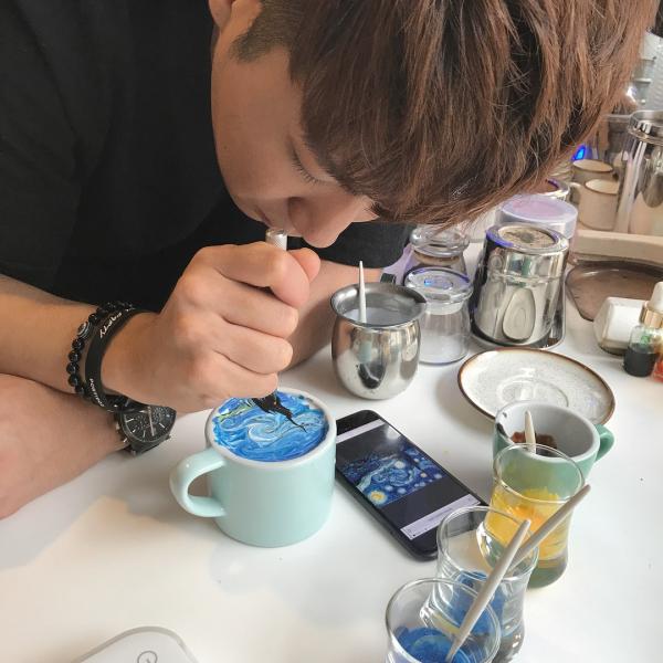 呢間將梵高作品放上咖啡的咖啡店位於首爾，能夠畫出咁靚嘅彩繪咖啡的，就係呢度嘅老闆 Lee Kang Bin（李江彬）。