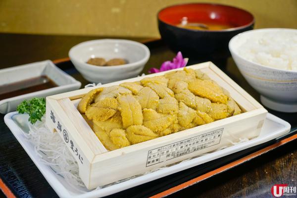 海膽飯 2,500 日圓（約 175 港元），森美當日就表演一口將整板海膽扒入口，這貨真日本海膽，平得過分！