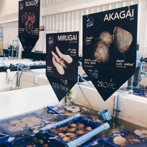 Shinsen Fish Market 有唔少時令海鮮，如阿拉斯加蟹、鮑魚、帆立貝、龍蝦、海膽等等，但價相對比較便宜，事關有在日本築地的買手，取貨平市面平兩三成，售價自然平啦！ (圖: Shinsen