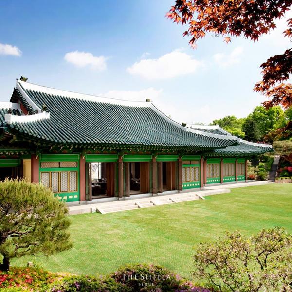 迎賓館是韓國傳統的三合院建築，搭配現代典雅的設計，場地外觀變得很夢幻，難怪這麼多頂級演員都在此完成婚禮。