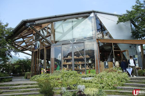 其中必去的是クラフト館蜂の巣 建築是以蜂巢為概念，六角形設計空間，專售木製雜貨。