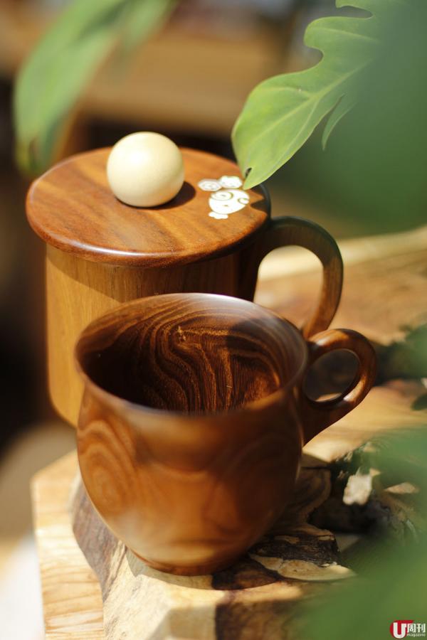 店內最受歡迎的產品是木杯子與有可愛圖案的杯蓋。木茶杯 267 港元起、杯蓋 138 港元。
