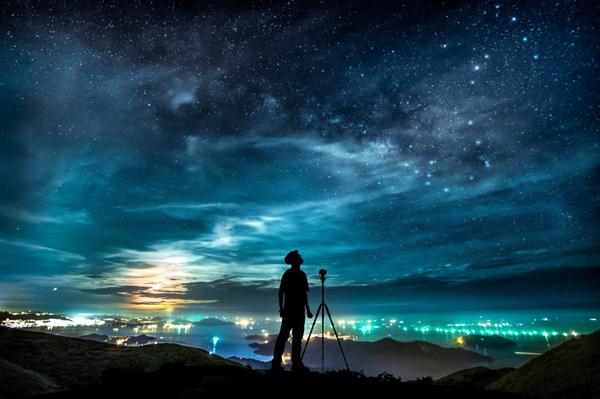 攝影師阿零喜愛以大自然為攝影題材，享受行山影相，10 月 21 日正值獵戶座流星雨高峰期，他選擇避開人潮，登上馬鞍山一帶的山嶺，在大金鐘拍攝劃破夜空的星軌及西貢夜景。