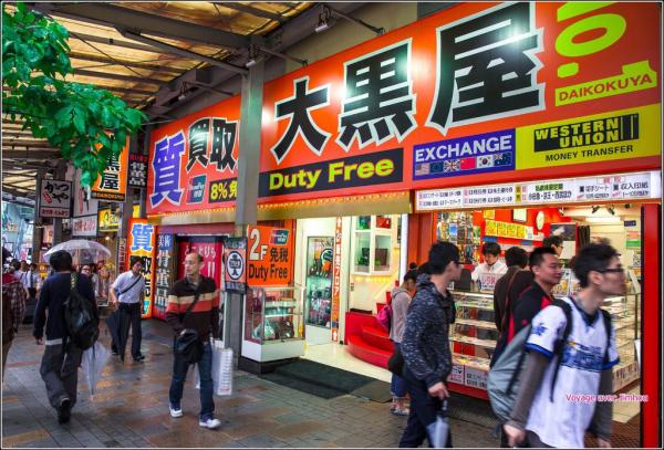 金券店在日本大行其道，香港卻一間也找不到，Eric 開設發達鳥的原意之一正是仿效日本金券店，以折扣價出售餅券、現金券，一張面值  的美心餅券以 .5 出售，優惠低至 79 折；店內也有東海