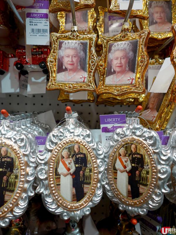 如果你是英國皇室的粉絲，不妨在 Liberty London 買返個英女皇頭像的吊飾掛聖誕樹啊，18.95 英鎊（約 194.7 港元）。