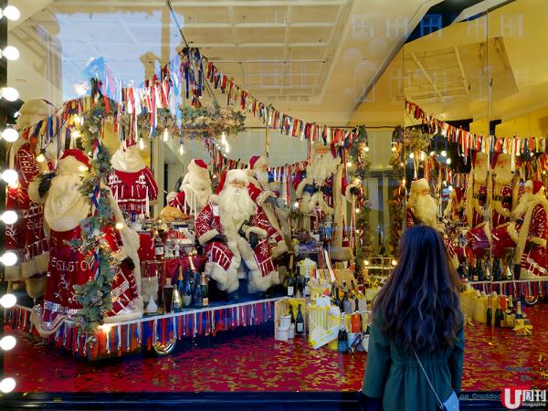 Selfridges 今年就以「With Love From」 為主題，櫥窗換上紅絲絨背景，配襯舞台式燈泡，充滿節日氣氛。當中以多個聖誕老人布置的櫥窗最吸引，他們身穿的聖誕裝束共用了 12 萬粒珍珠色