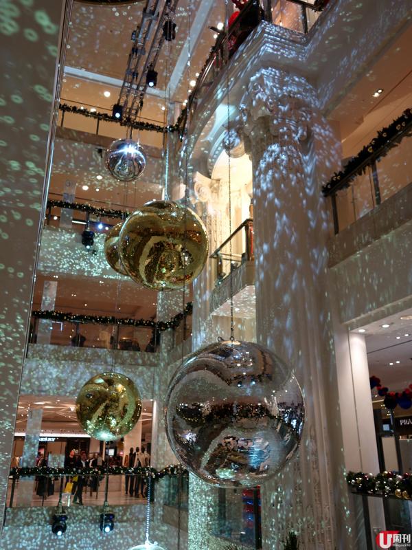 百貨公司裡頭亦掛滿了聖誕裝飾，扶手電梯旁更吊掛了多個大型金色及銀色的球體，一直由四樓至地下，波波球一邊自轉一邊反射出點點閃爍的光芒，整個空間變成了星空般，好浪漫！