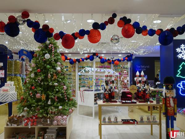 四樓的 Christmas shop，擺了多顆聖誕樹、大型聖誕木偶，還有實物原大的糜鹿公仔一邊搖頭一邊唱聖誕歌，好搞鬼！ 