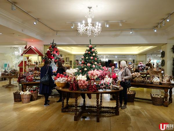 老牌百貨公司 Fortnum & Mason 及 Liberty London 亦開了整層的 Christmas shop，很多人已急不及待選購聖誕裝飾品。放眼看上去起碼有幾百款聖誕裝飾，花多眼亂。