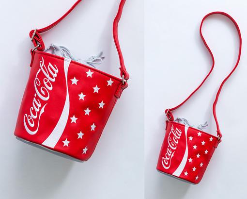 #46 WORLD WIDE LOVE! 紅色「Coca-Cola」logo 水桶袋，9,990 日圓（約 682 港元）。