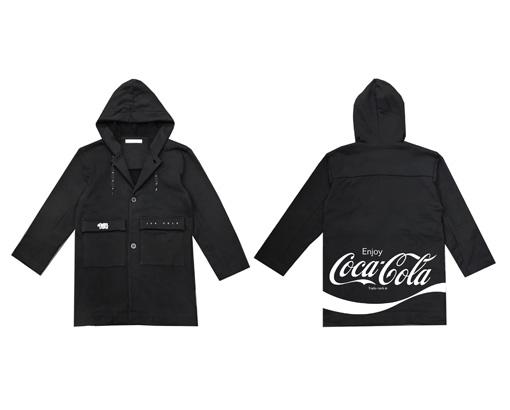 #48 H/>FRACTAL 黑色「Coca-Cola」logo 大衣，27,000 日圓（約 1844 港元）。