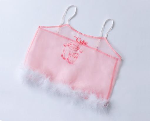 #49 RoseMarie seoir 粉紅色 see-through 聖誕可樂圖案吊帶背心綴白色毛毛邊，8,900 日圓（約 607 港元）。
