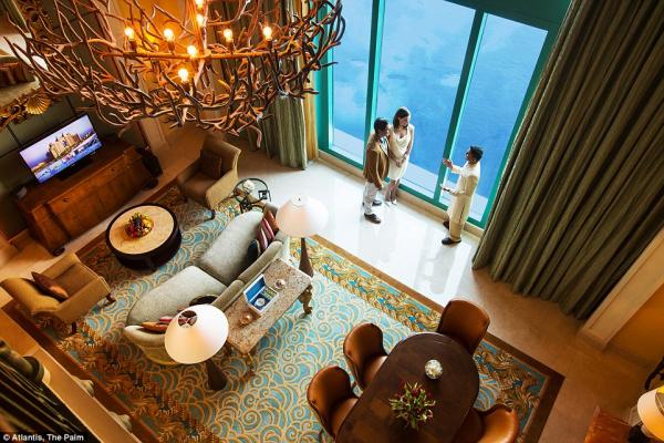 呢間咁正的房，其實係出自杜拜的亞特蘭提斯酒店（Atlantis, The Palm），酒店位於杜拜最大的人工島朱美拉棕櫚島上，面積有 46 公頃，而呢間睇到「魚樂無窮」的套房，就係酒店的「水中套房」。